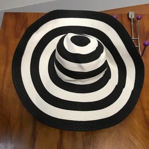 Black and white beach hat